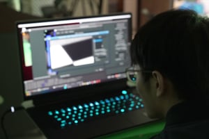 Operator in the studio using Pixotope software